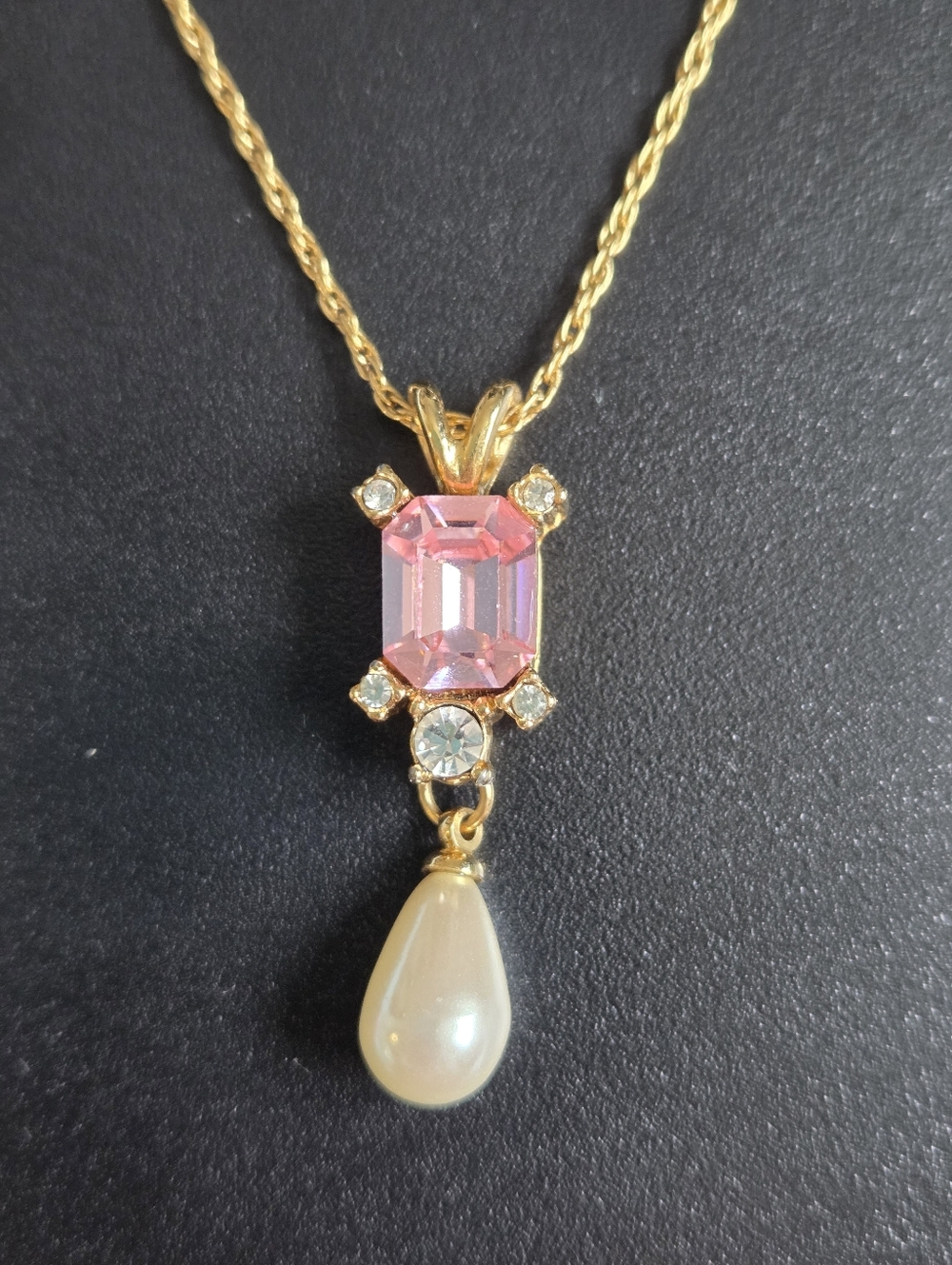 Elegant Gold and Pink Pendant Necklace